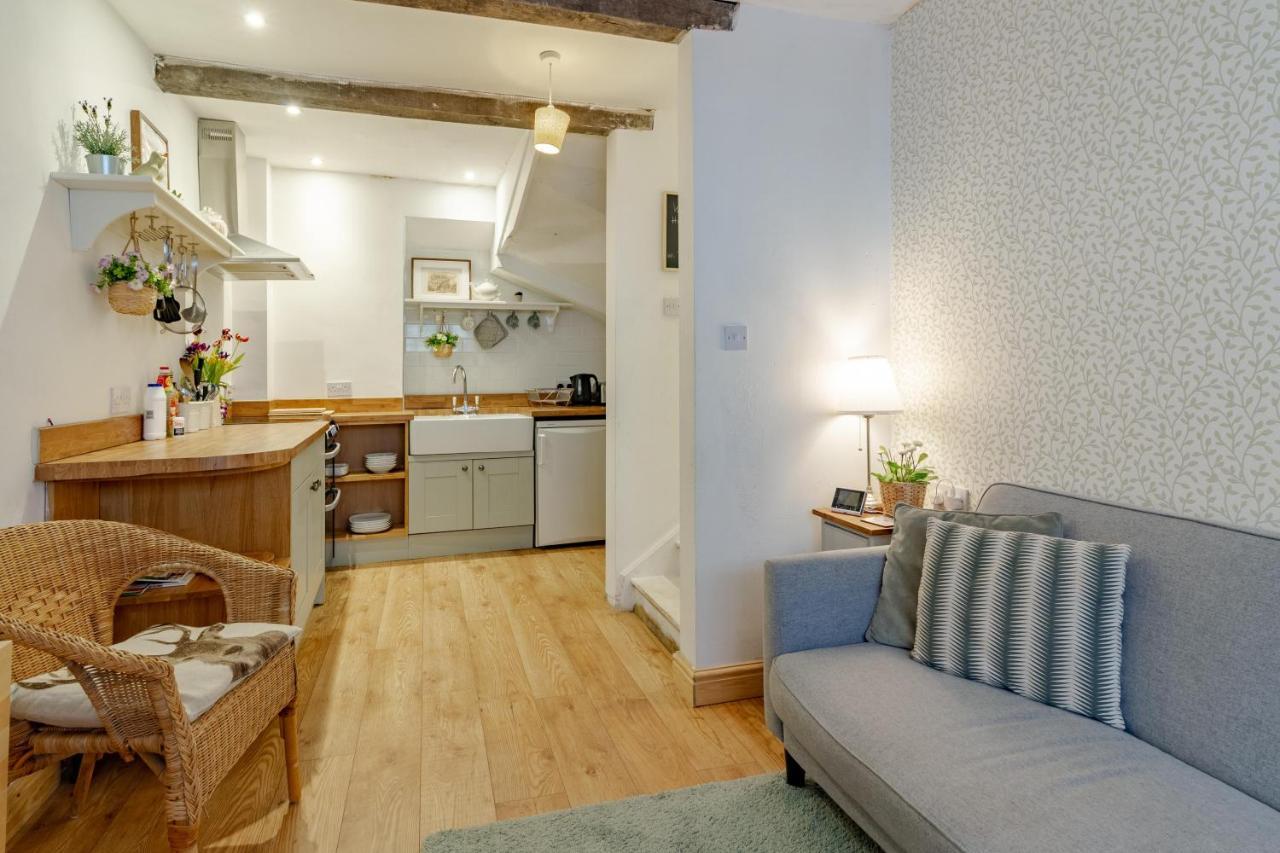 The Shoe Box Cottage With Allocated Parking Malmesbury Exterior photo