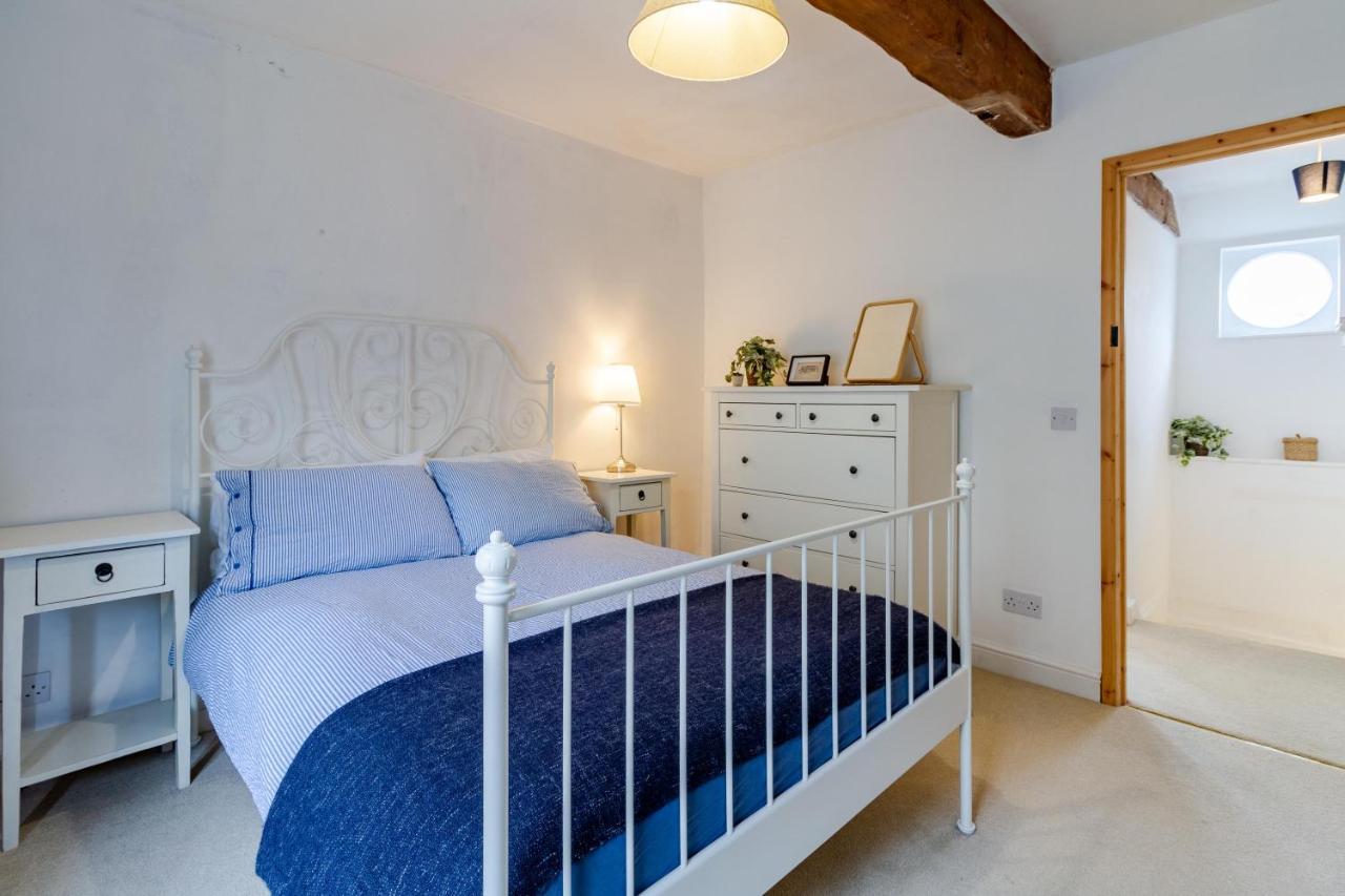 The Shoe Box Cottage With Allocated Parking Malmesbury Exterior photo